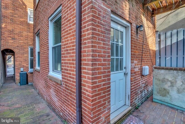 Building Photo - 805 S Charles St