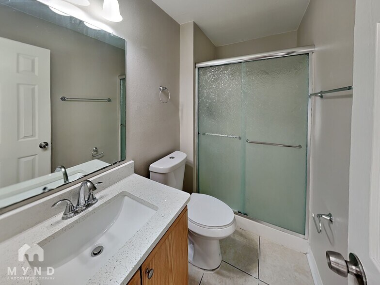 Building Photo - 5704 English Oak Dr S