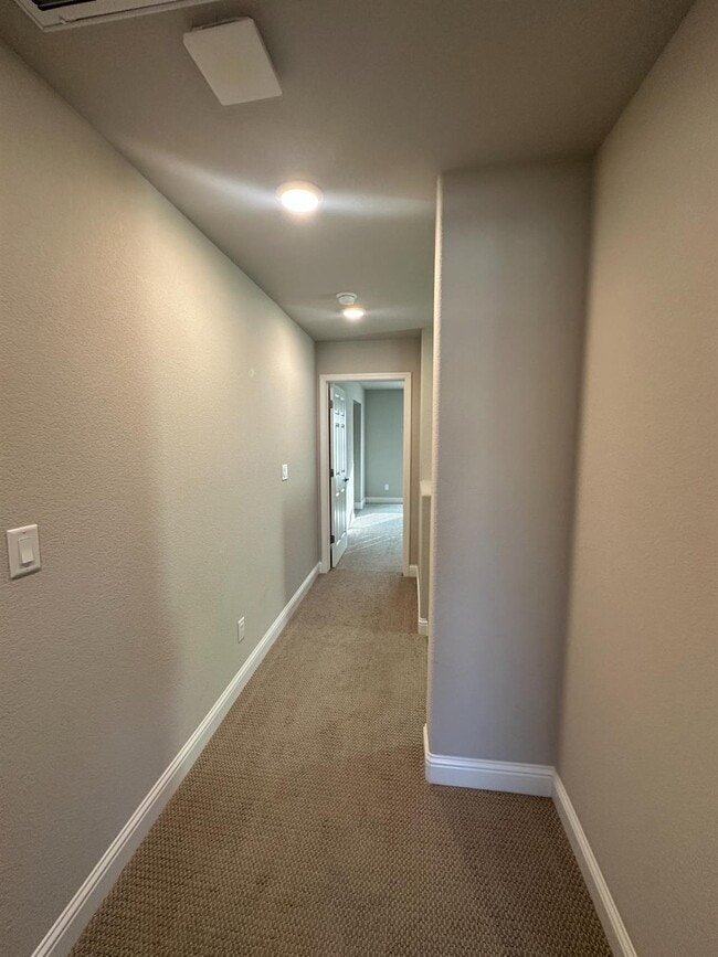 Building Photo - 1325 E Via Viola Way