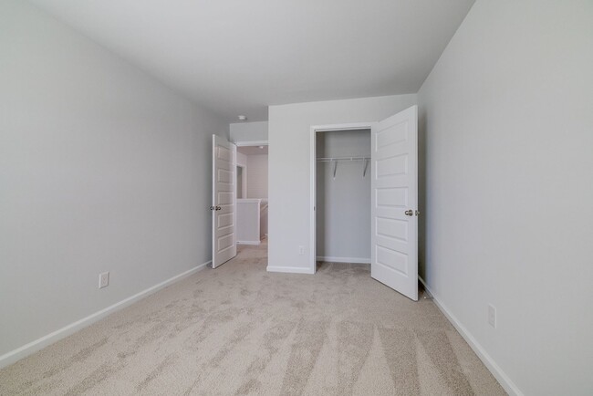 Building Photo - Spacious 4-Bedroom Home in Sought-After Lo...