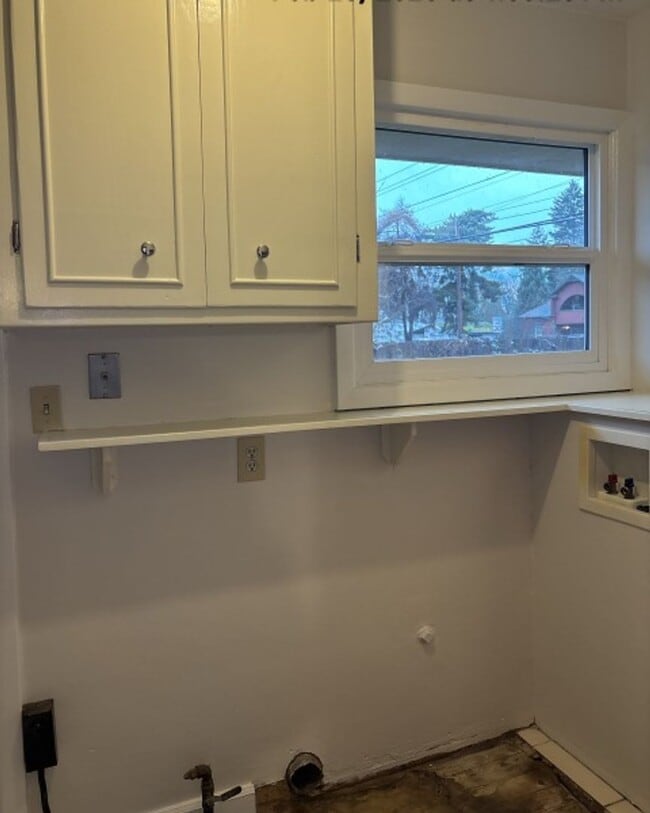 Building Photo - 3Bd/2Ba Single Story House - Available to View!