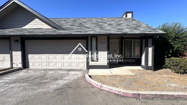 Primary Photo - Spacious 2bd/2ba Duplex with 2 Car Garage