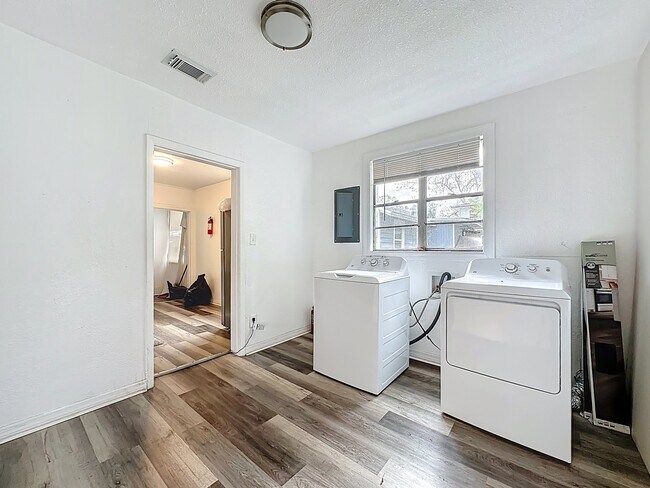 Building Photo - 842 W 31st St