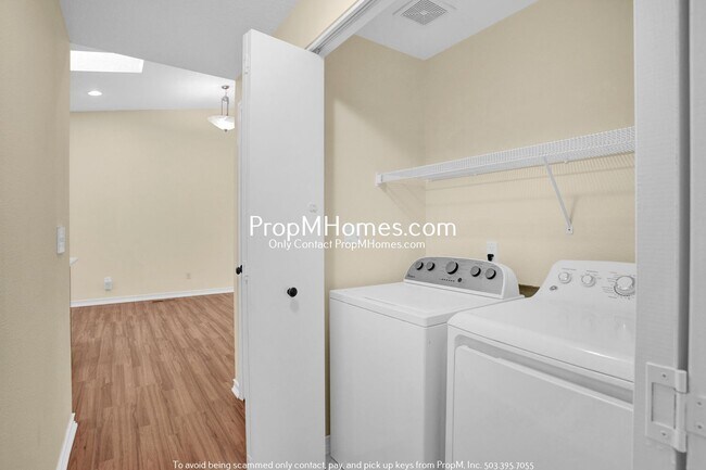 Building Photo - Updated Three Bedroom Home Next to Progress Ridge!