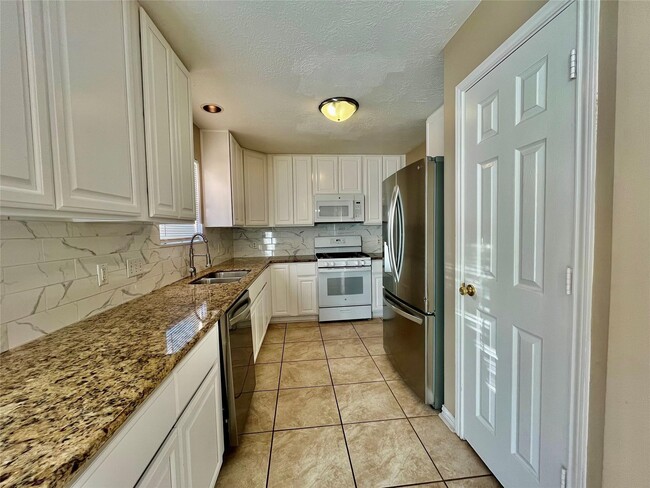 Building Photo - 146 Skycrest Dr