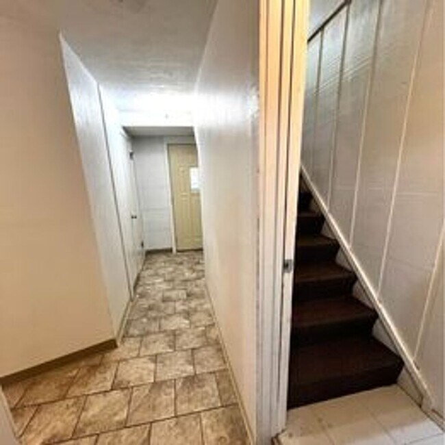 Building Photo - 807 7th Ave