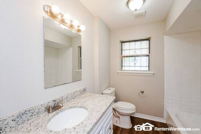 Building Photo - Newly renovated spacious 4 bed/2 bath, wit...