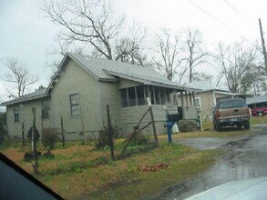 Building Photo - 3 bedroom, 2 bath house