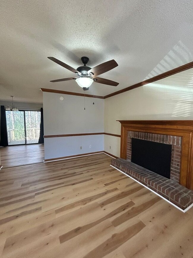 Building Photo - 10 Crescent Ln