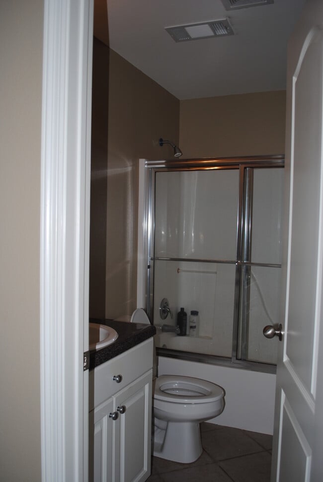 Building Photo - Three Bed / Three Bath with Fenced Yard an...