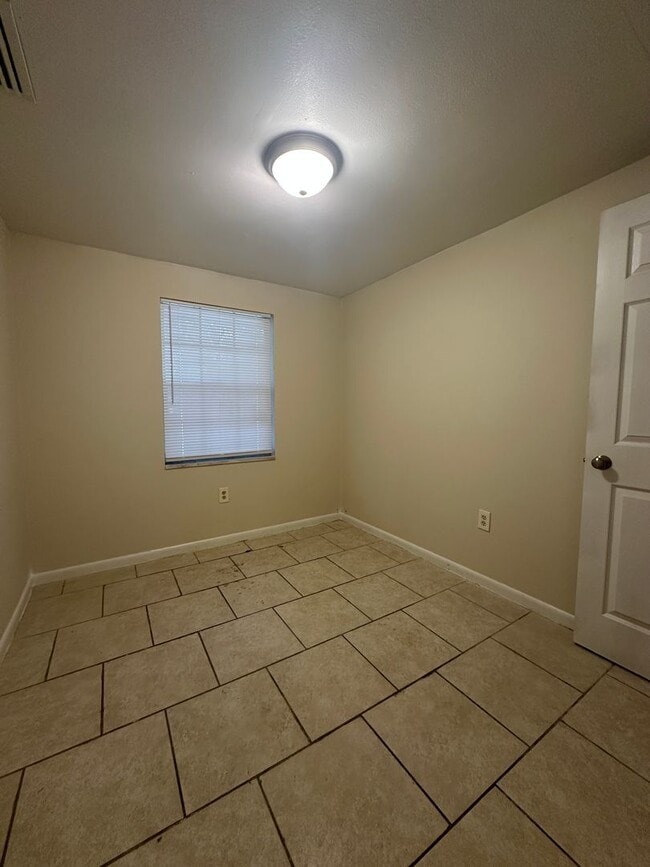 Building Photo - H27