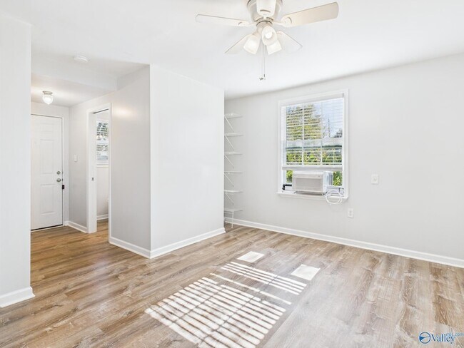 Building Photo - 2104 Levert St NE