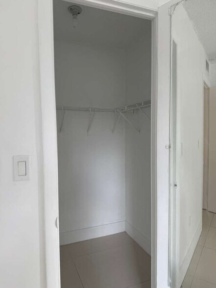 Building Photo - 9460 Fontainebleau Blvd