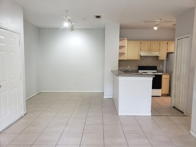 Building Photo - Great 2 Bed 1 Bath Ground floor condo in L...