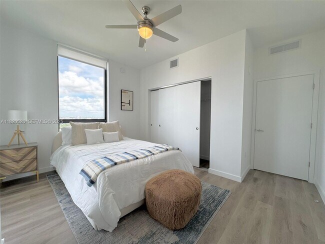 Building Photo - 1642 NE 1st Ave