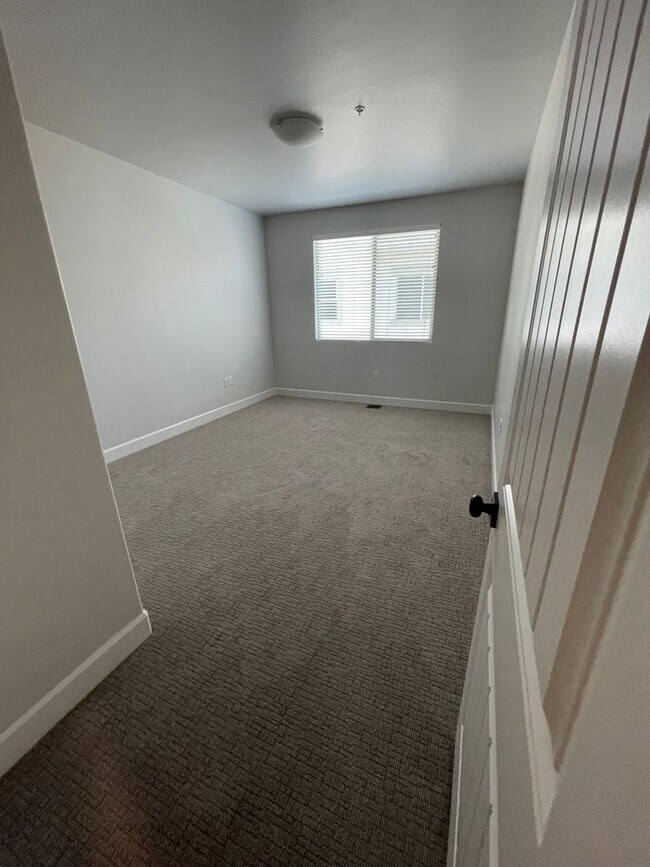 Building Photo - Italian Villages | 3-Bedroom Townhome