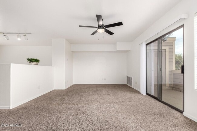 Building Photo - CUTE TOWNHOME AVAILABLE NOW NEAR TEMPE TOW...