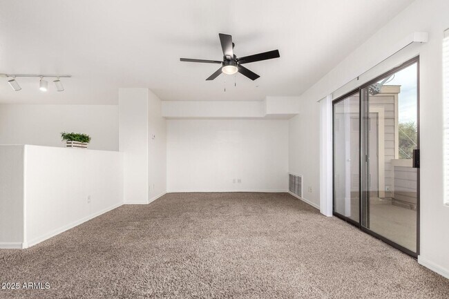 Building Photo - CUTE TOWNHOME AVAILABLE NOW NEAR TEMPE TOWN LAKE!!!