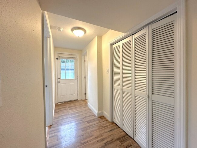 Building Photo - University Place 5 bedroom! Pet Friendly!