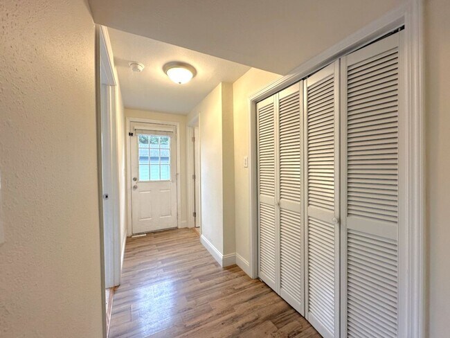 Building Photo - Updated 5 bedroom 2.5 bathroom home in Uni...