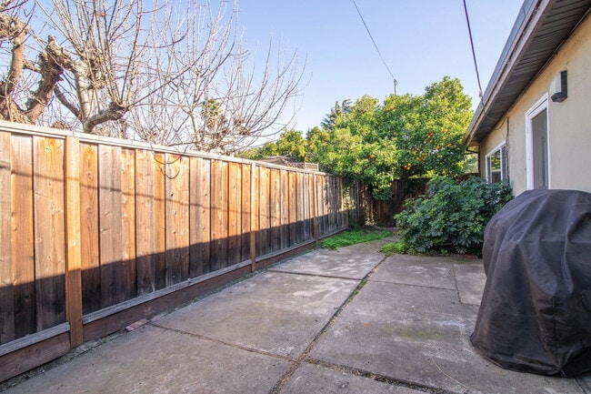 Building Photo - 814 Emily Dr