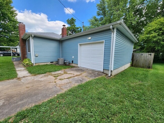 Building Photo - Spacious 3-Bedroom, 1-Bathroom Home AVAILABLE NOW!!