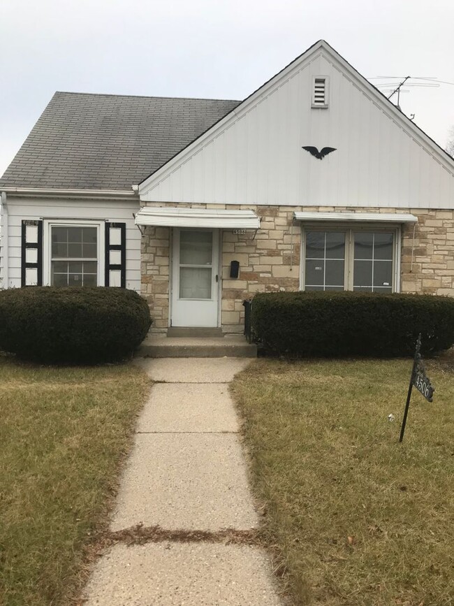 Building Photo - 3Bedroom Single Family Home