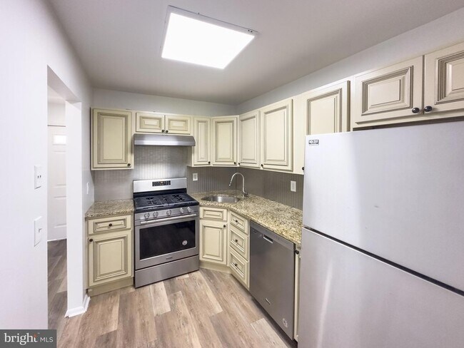 Building Photo - 303 Dove Ct