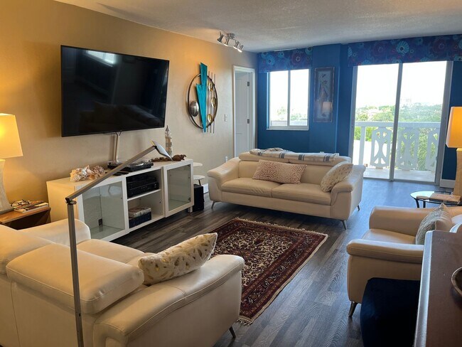 Building Photo - Stunning 2 bed 2 bath condo with terrific ...
