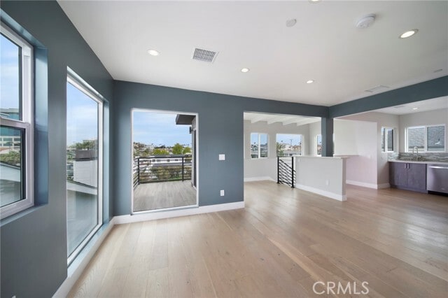 Building Photo - 305 La Jolla Dr