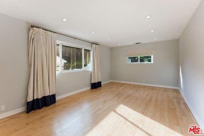 Building Photo - 1617 Roscomare Rd