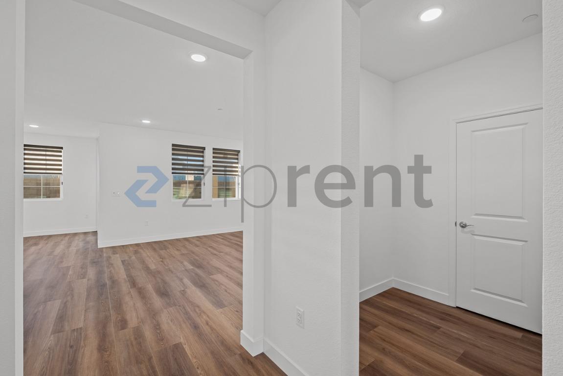 Building Photo - Unit
