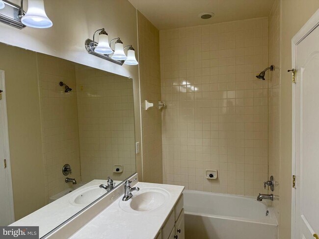 Building Photo - 5543 Hartfield Ave