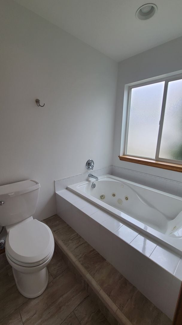 Building Photo - $2,100 - 2 Bed / 2 Bath Beautiful House in...