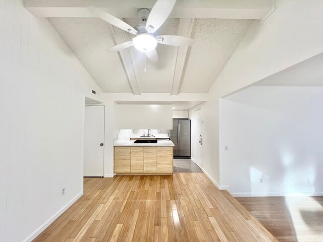 Building Photo - Spacious and recently remodeled 2 bedroom 1 bathroom duplex!