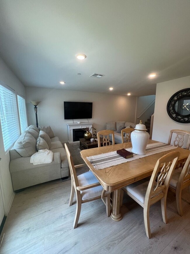 Building Photo - Comfortable Living in a Quiet Neighborhood...