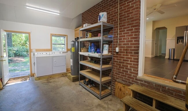 Building Photo - Beautiful 3BR/1.5BA Home in Newport News, VA - Move-in Ready!