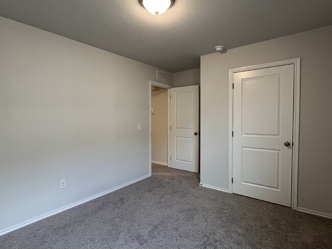 Building Photo - "ROOMMATE Wanted"