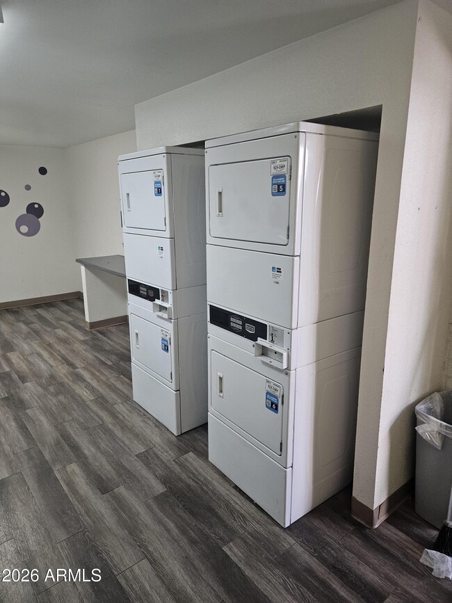 Building Photo - 521 E Bethany Home Rd