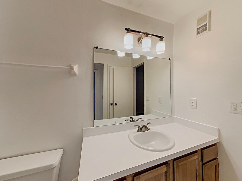 Building Photo - 490 N Pin Oak Pl