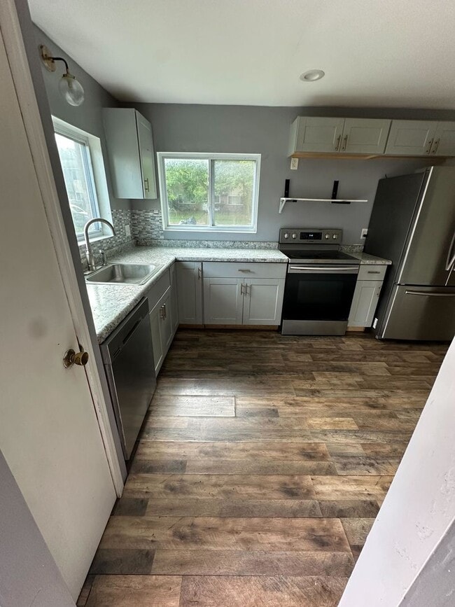 Building Photo - Discover this newly renovated 3-bedroom, 1.5-bath home in Euclid