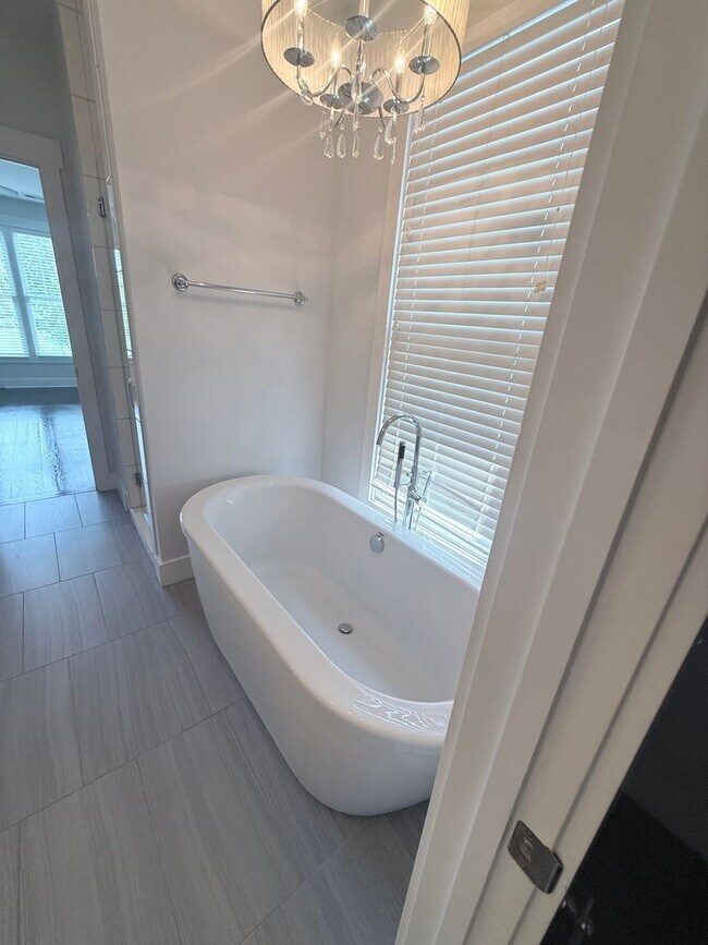 Building Photo - 3 bedroom/2.5 baths