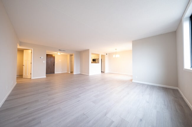 Building Photo - 7200 York Ave S