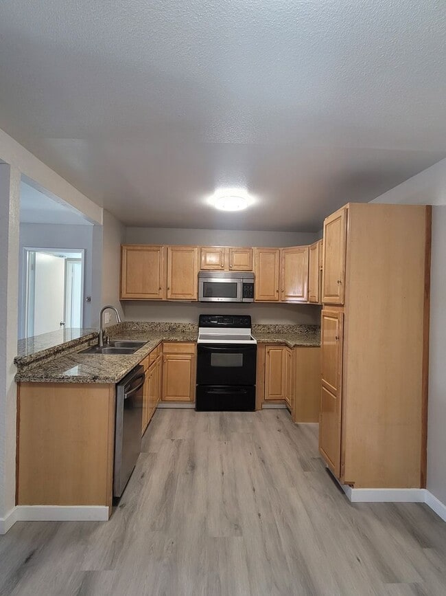 Building Photo - Peppertree Ventura Upper level 2+1 Condo w...