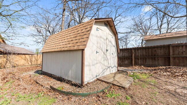 Building Photo - "Lovely 3-Bed Home with Granite Kitchen & ...