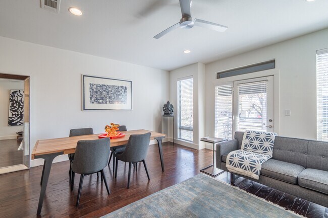 Building Photo - 2 Bed Option in East Dallas Townhome off Greenville Lakewood Neighborhood