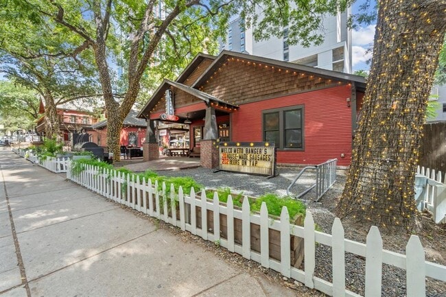 Building Photo - 603 Davis St
