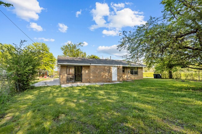 Building Photo - Charming 3 Bedroom, 2 Bathroom house