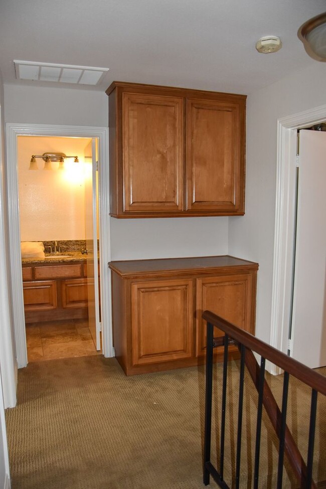Building Photo - 3 Bedroom 2.5 Bath Hampton Court Condo Nea...