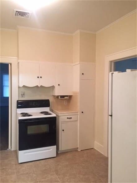 Kitchen stove/oven, refrigerator - 1200 Carlisle St